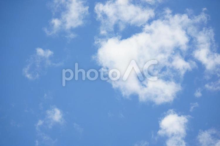 スカイブルーの青空と白い雲の背景素材 青空,スカイブルー,雲の写真素材