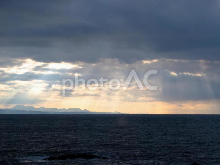 天使の梯子　薄明光線 光芒,光線,夕焼けの写真素材