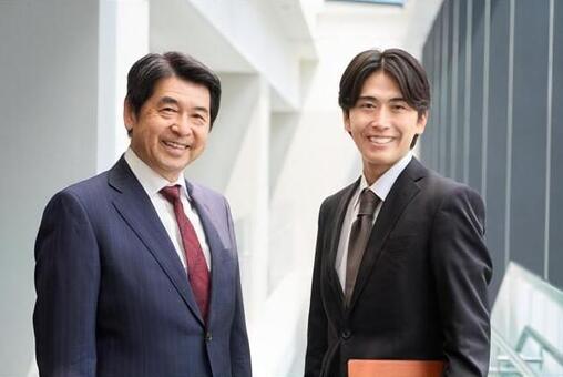 笑顔で立つ2人のビジネスパーソン ビジネスマン,シニア,男性の写真素材
