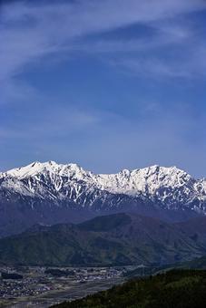 鷹狩山から見た大町市と北アルプスの山々 北アルプス,爺ヶ岳,鹿島槍ヶ岳の写真素材