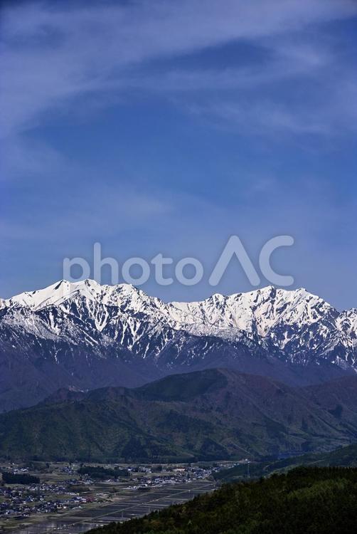 鷹狩山から見た大町市と北アルプスの山々 北アルプス,爺ヶ岳,鹿島槍ヶ岳の写真素材