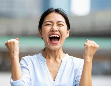 全力の喜びを表現する若い女性 全力の喜びを表現する若い女性の写真