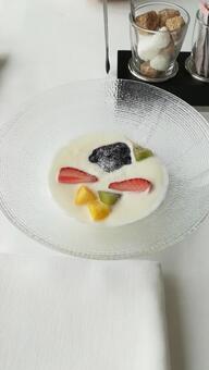 朝食のフルーツヨーグルト 朝食のフルーツヨーグルトの写真