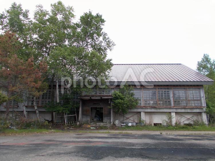 レトロな廃校「吾妻小中学校・体育館」群馬 吾妻小中学校,体育館,木造校舎の写真素材