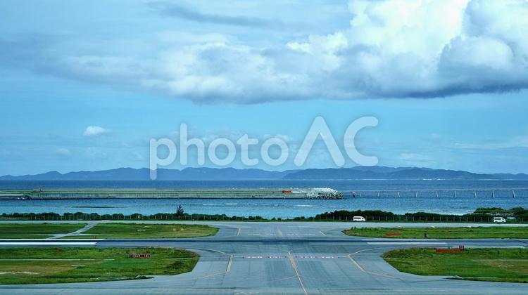 沖縄県那覇空港の滑走路 空港,飛行場,那覇の写真素材