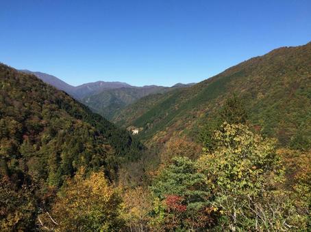 緑と紅葉が混ざる山脈 緑と紅葉が混ざる山脈 秋,山,山脈の写真素材