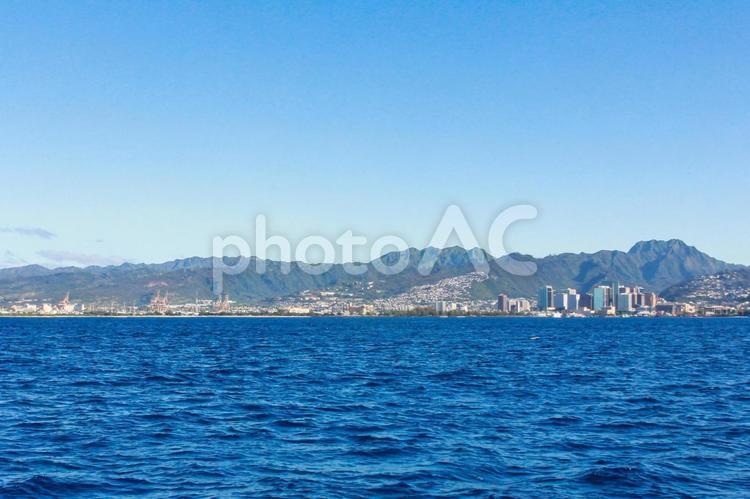 ハワイの海とワイキキのホテル群 ワイキキ,ハワイ,海の写真素材