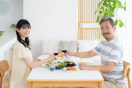 ダイニングで食事をするミドルの夫婦 ダイニングで食事をするミドルの夫婦 食事,家族,夫婦の写真素材