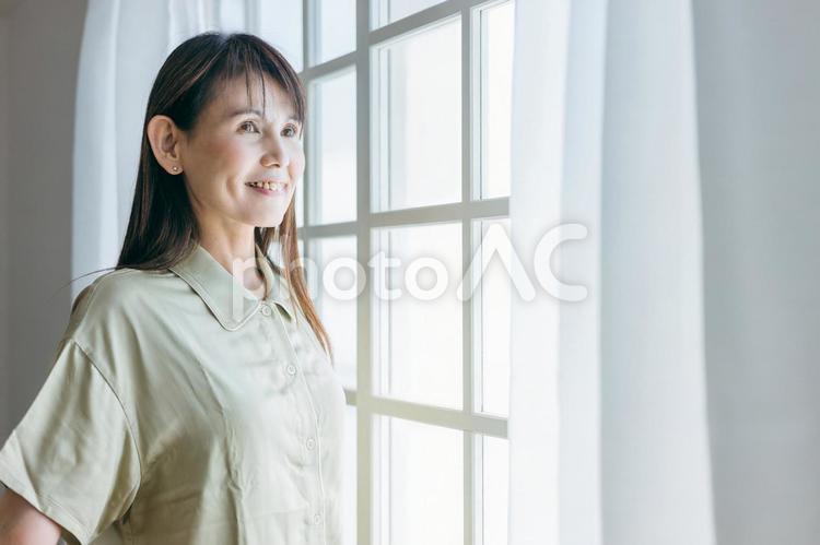 起床・朝活・寝起きの女性（パジャマ） 起床,深呼吸,目覚めるの写真素材