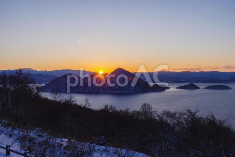 洞爺湖・サイロ展望台から見る日の出 冬,朝,風景の写真素材