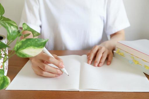 勉強をする女性の手元 勉強,学習,宿題の写真素材