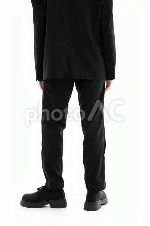 黒いスーツで黒靴の人の下半身（後ろ姿） 足元,立つ,後ろ姿の写真素材