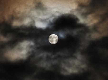 雲間から見える満月 月,天体,月夜の写真素材