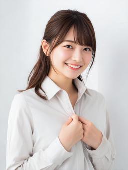 白いブラウス姿のビジネスウーマン 白いブラウス姿のビジネスウーマンの写真