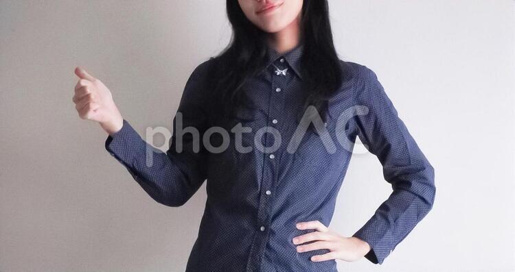 親指を立てる女性(横長) 女性,親指,立てるの写真素材