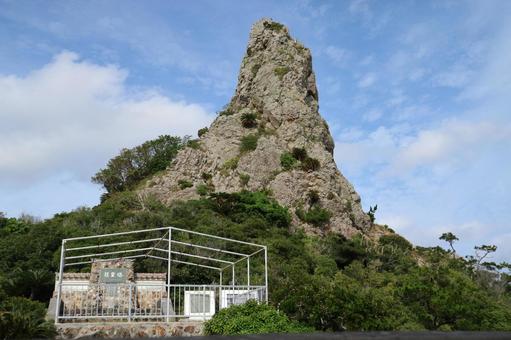 青空の下の慰霊塔と奇岩 自然,風景,奇岩の写真素材