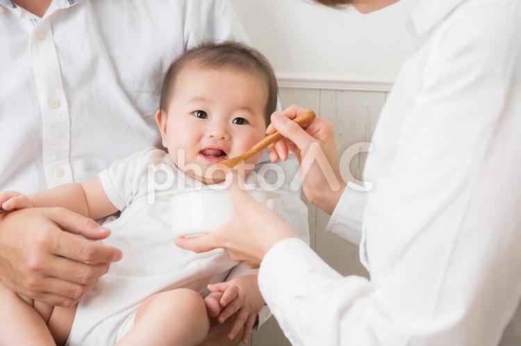 離乳食を食べる赤ちゃん（笑顔） 離乳食,赤ちゃん,食べるの写真素材