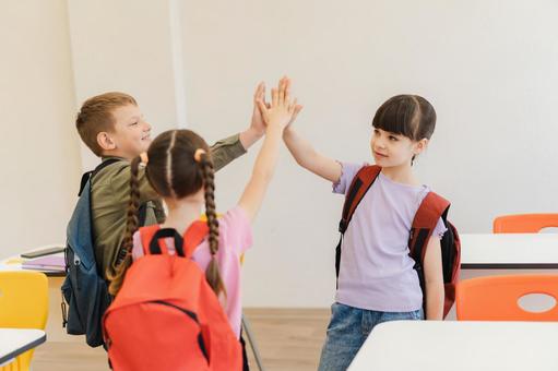 ハイタッチする生徒たち 男の子,女の子,子どもの写真素材