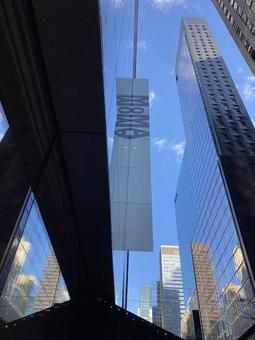ビルの谷間に浮かぶMoMAの看板 ビルの谷間に浮かぶMoMAの看板 moma,ニューヨーク近代美術館,ニューヨークの写真素材