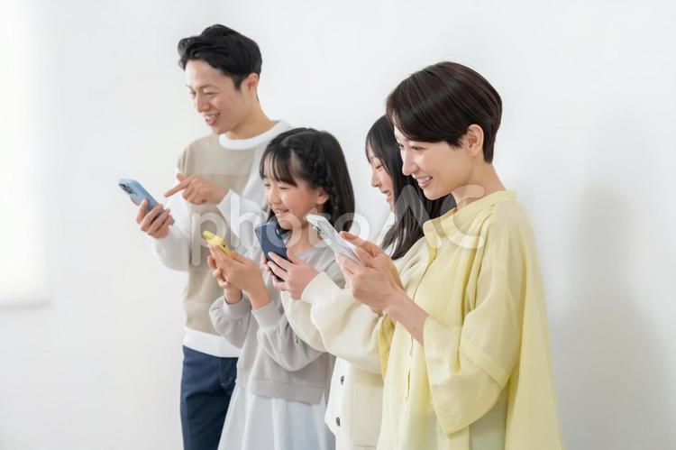 携帯を持つ家族 暮らし,子育て,キャンペーンの写真素材