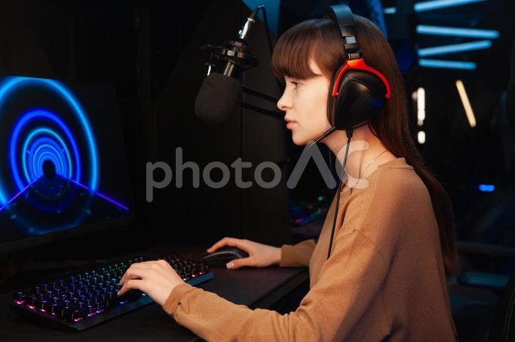 ヘッドセットを付けている女性の横顔 ゲーマー,人物,女性の写真素材
