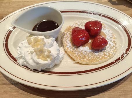 ストロベリーパンケーキ ストロベリーパンケーキ パンケーキ,デザート,スイーツの写真素材