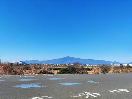 冬の広がる青空と遠方の山々 青空,山,風景の写真素材