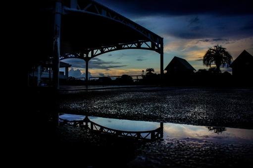 <素材>雨の夕暮れのキャンプ場のテント <素材>雨の夕暮れのキャンプ場のテント 空,リフレクション,水溜まりの写真素材