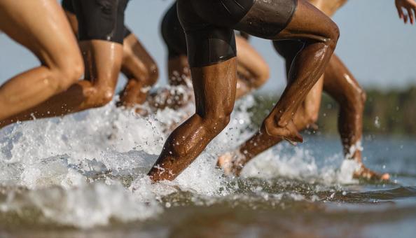 トライアスロン 一斉に水に飛び込む選手 トライアスロン 一斉に水に飛び込む選手の写真