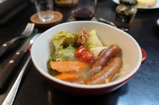 一人分のポトフがある食卓 ポトフ,煮物,西洋の写真素材