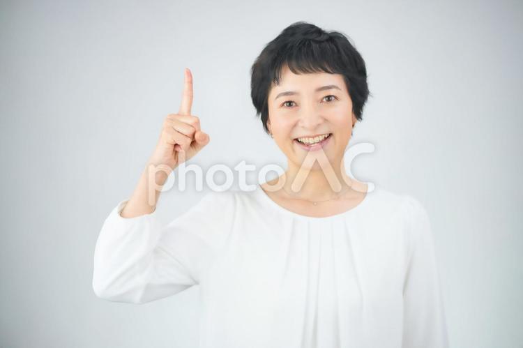 一番のポーズをするショートの女性 女性,一番,人差し指の写真素材