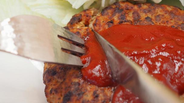 ハンバーグのポテトサラダ添え(食べる) ハンバーグのポテトサラダ添え(食べる) ハンバーグ,ポテトサラダ,デミグラスソースの写真素材