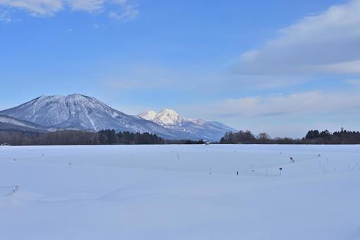 霊仙寺湖から見た黒姫山と妙高山（2） 霊仙寺湖,飯綱東高原,黒姫山の写真素材
