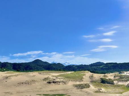 鳥取砂丘と山 鳥取砂丘と山 鳥取砂丘,山,風景の写真素材