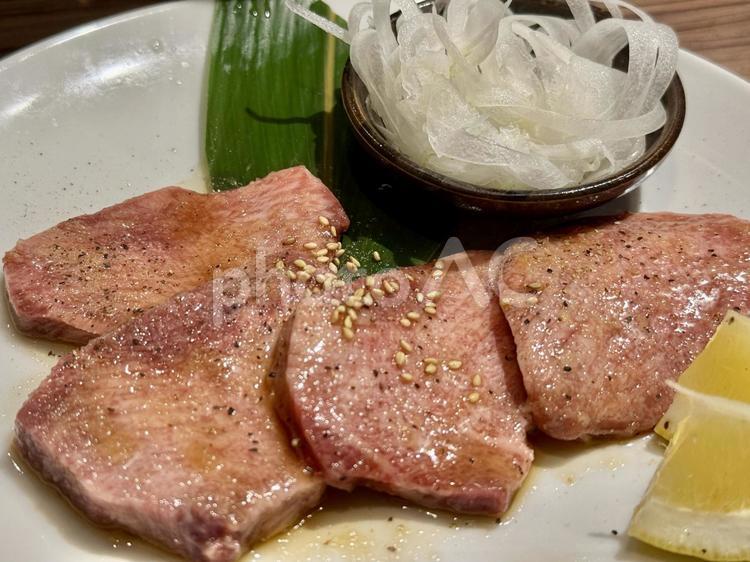 厚切り上タン 焼き肉,焼き肉屋,赤身肉の写真素材