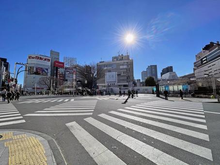 新宿駅2023:東口の駅前交差点 新宿駅2023:東口の駅前交差点 東口,交差点,太陽の写真素材
