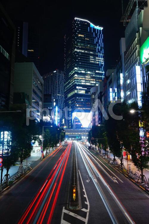 渋谷スクランブルスクエアとレーザービーム 渋谷スクランブルスクエア,レーザービーム,光跡の写真素材