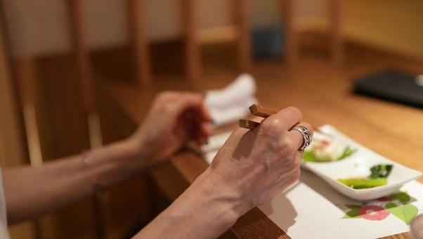 料理を食べる女性の手 料理を食べる女性の手 食事,女性,手の写真素材