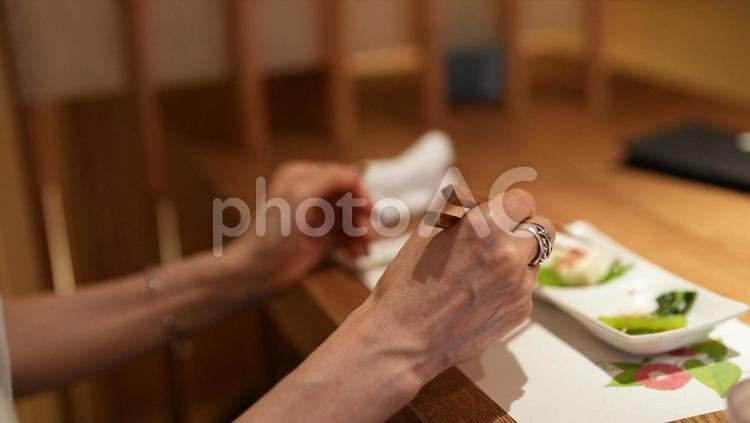 料理を食べる女性の手 食事,女性,手の写真素材