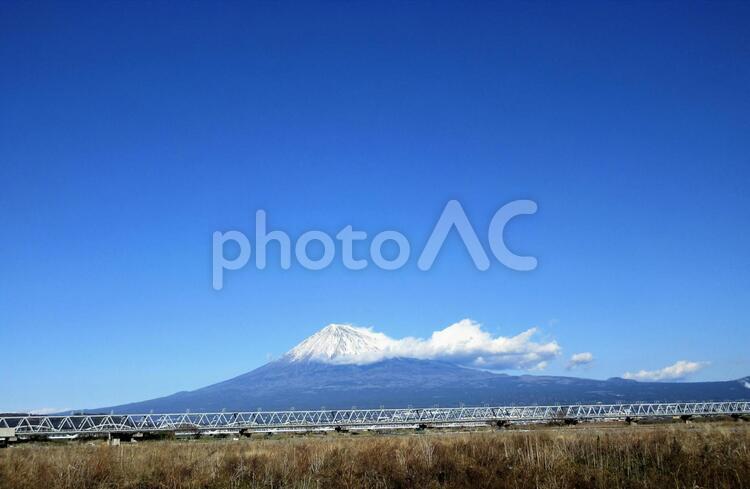 富士山と新幹線と葦原２ 富士山,晴れ,雲の写真素材