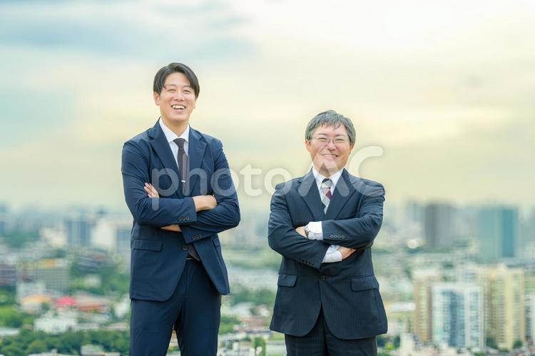 街並みと腕組みするビジネスマン 都市開発,ビジネスマン,スーツの写真素材