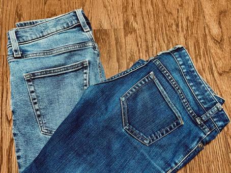 重ねられた2本のデニムパンツ 重ねられた2本のデニムパンツの写真