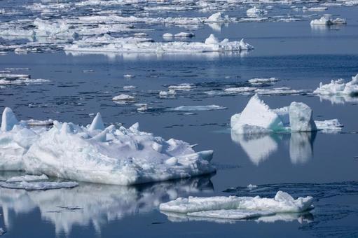 オホーツク海を漂う流氷 オホーツク海を漂う流氷 流氷,氷塊,氷の写真素材