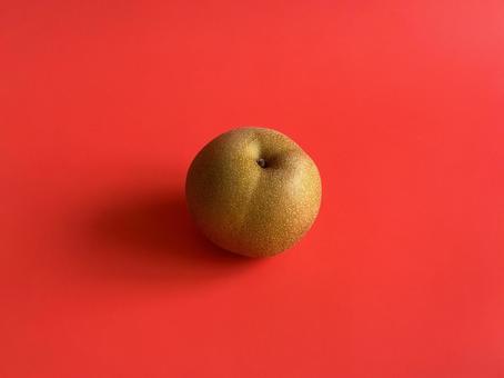 赤背景の中央に置かれた和梨 赤背景の中央に置かれた和梨 梨,秋,果物の写真素材