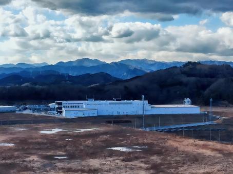 工場と山 工場,山並み,山の写真素材