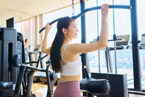 ジムで筋トレする女性 筋トレ,トレーニング,女性の写真素材