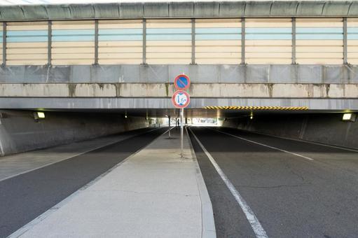 国道43号線高架下通路 兵庫県,西宮市,快晴の写真素材
