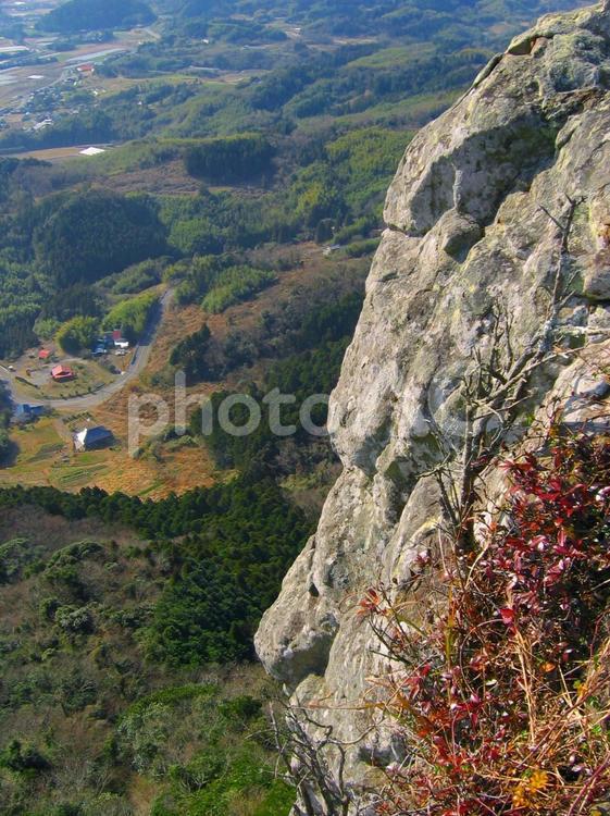 農村集落と険しい岩壁(千葉県伊予ヶ岳) 伊予ヶ岳,関東百名山,南房総の写真素材