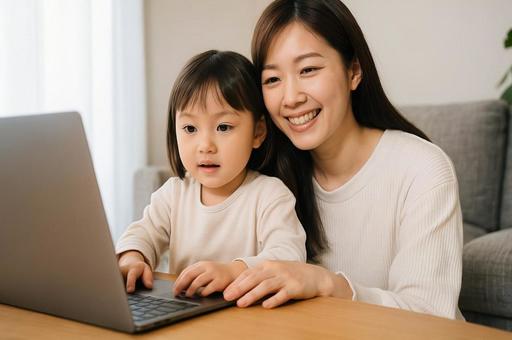 パソコンを使う親子の学習風景・在宅ワークの写真