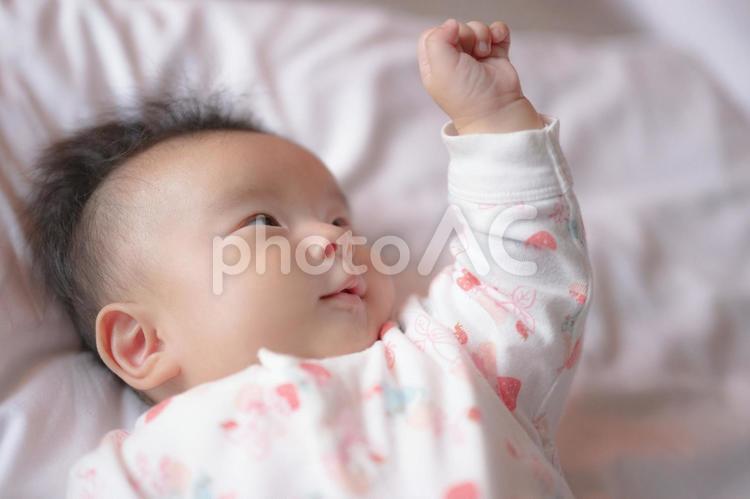 手を認識する赤ちゃん(その１０) 赤ちゃん,家族,日本人の写真素材